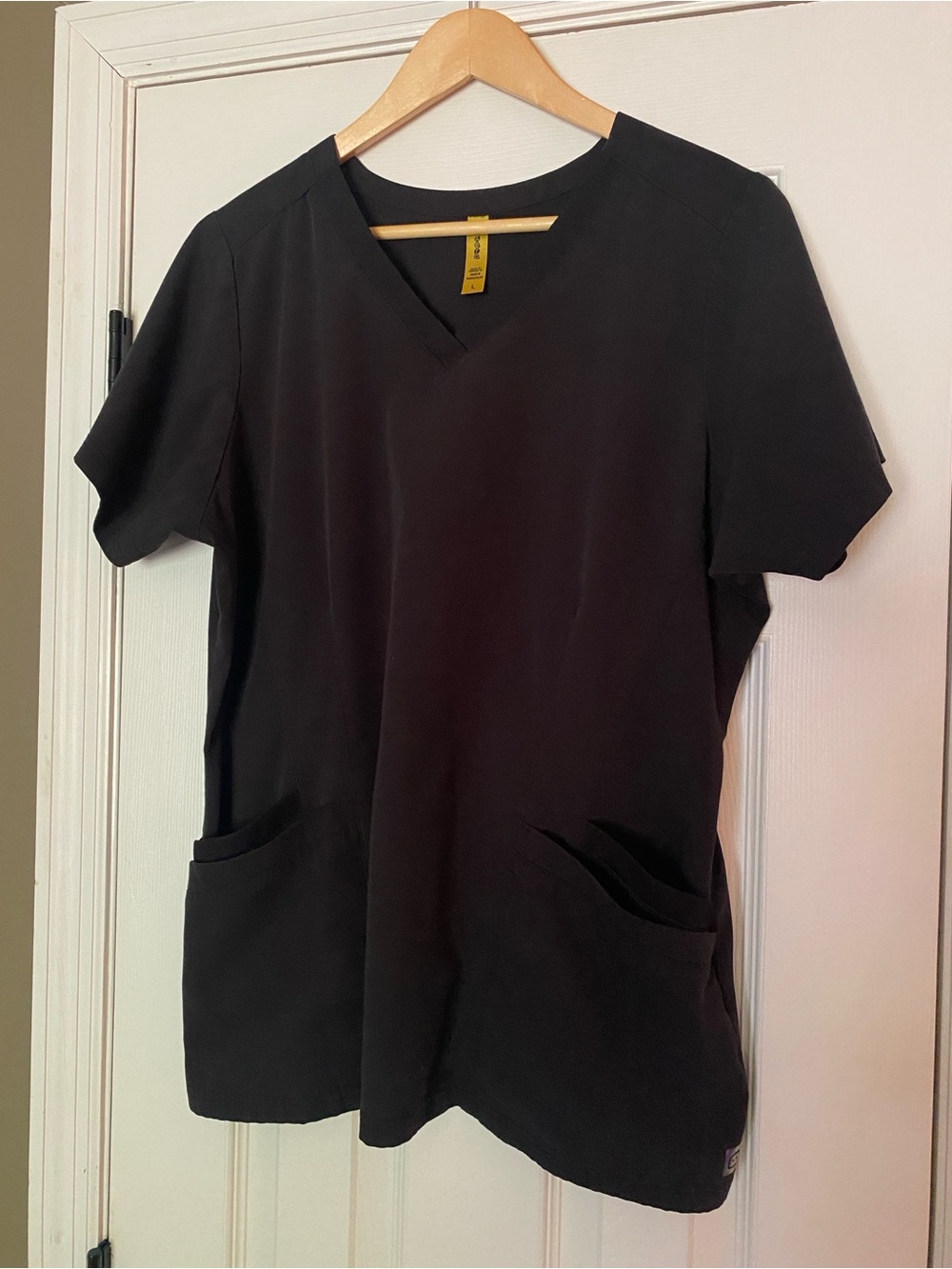 Women's Black V-Neck Short Sleeve Scrubs Top with Front Pockets size L